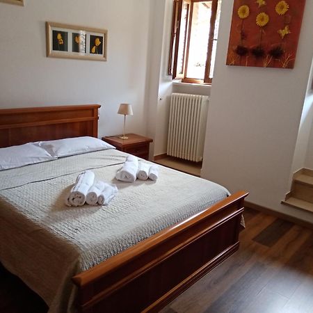 Apartamento La Dimora Di Pietra Gubbio Exterior foto