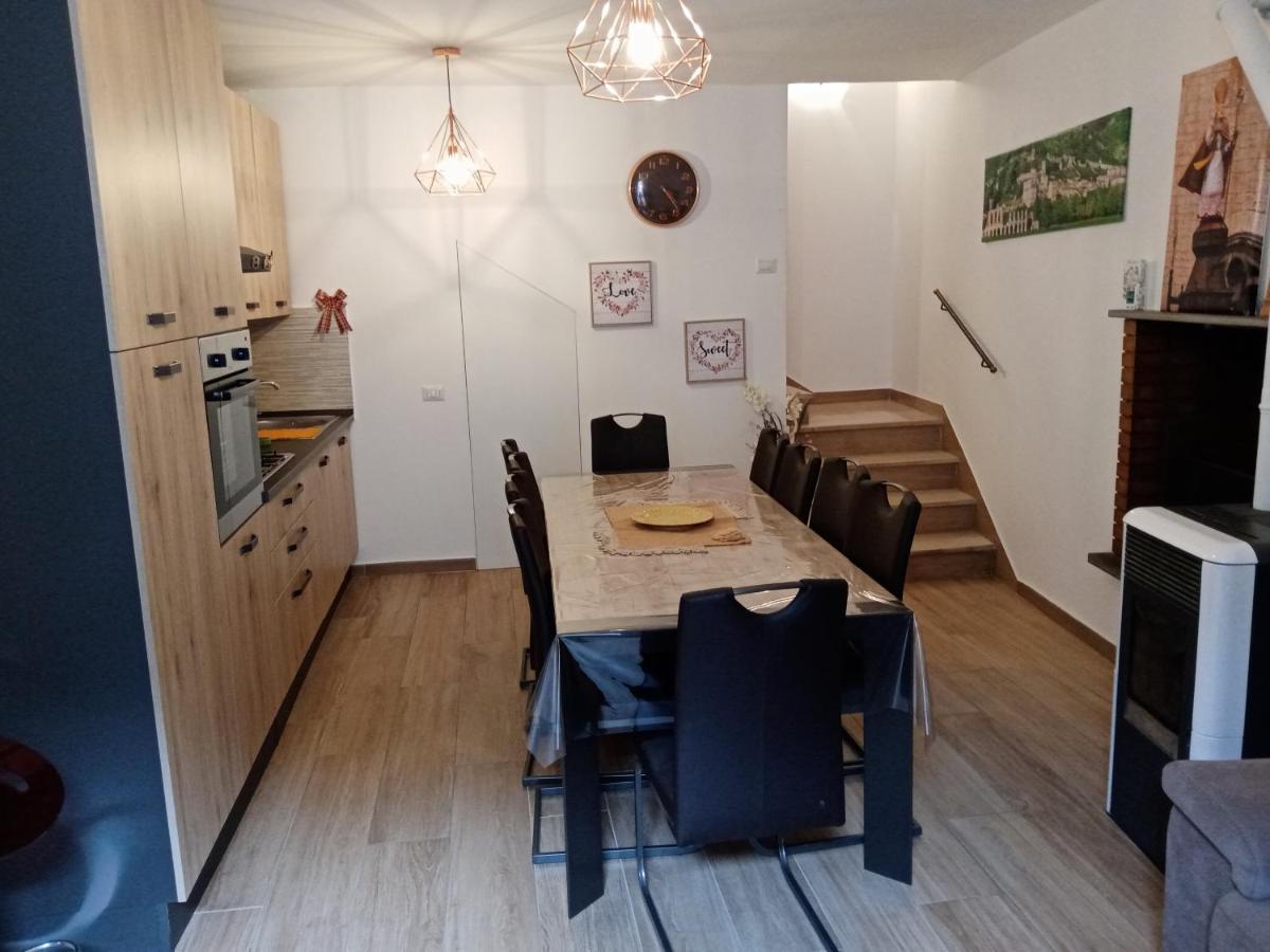 Apartamento La Dimora Di Pietra Gubbio Exterior foto