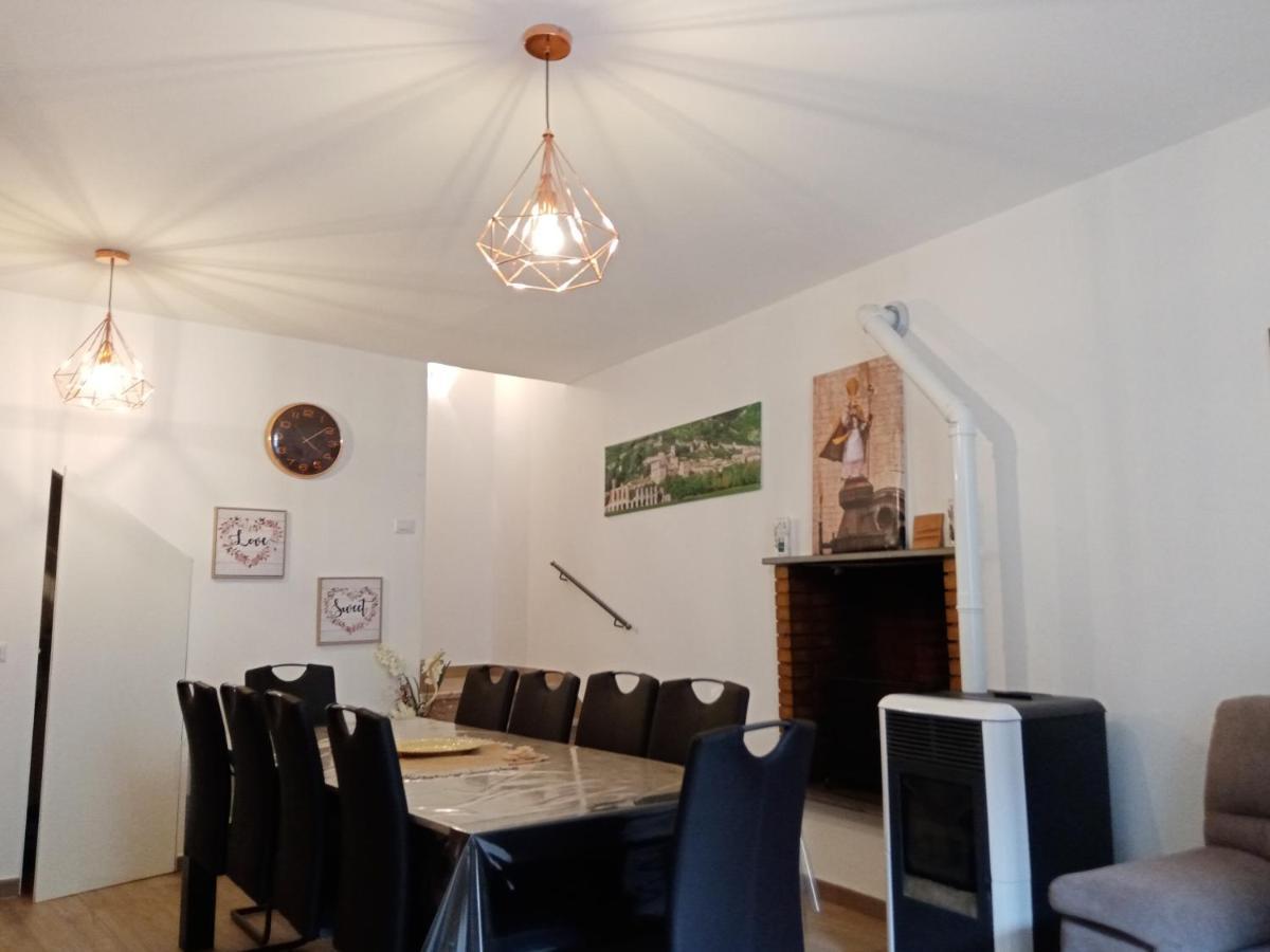 Apartamento La Dimora Di Pietra Gubbio Exterior foto