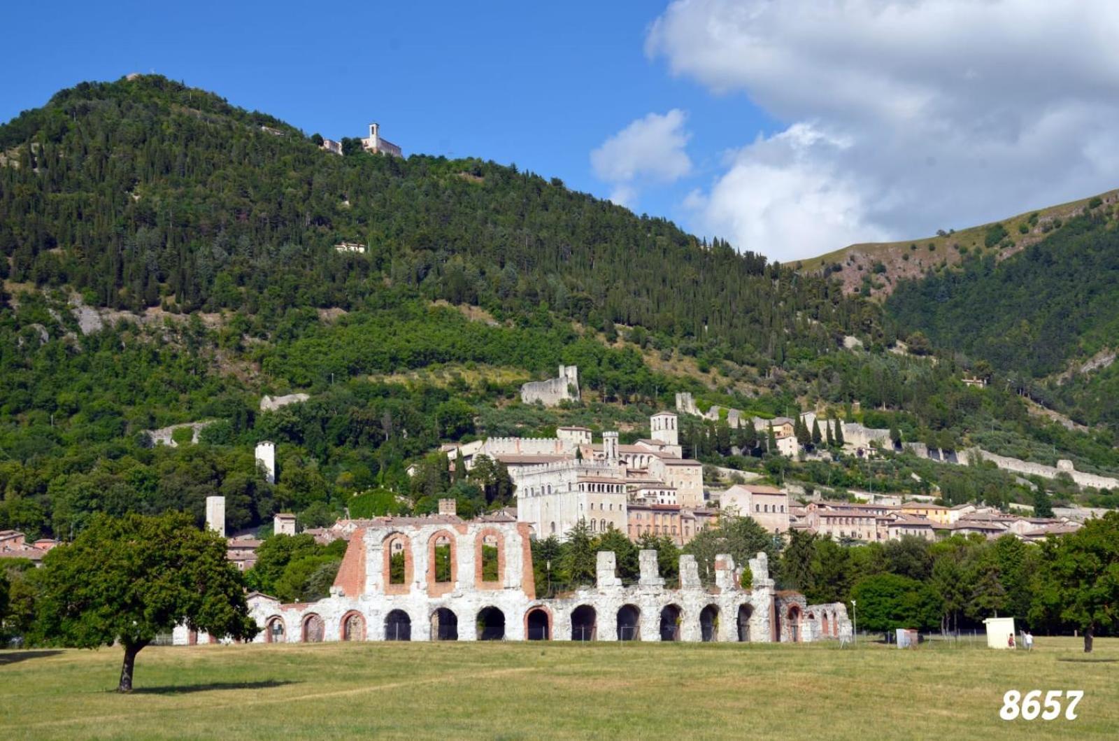 Apartamento La Dimora Di Pietra Gubbio Exterior foto