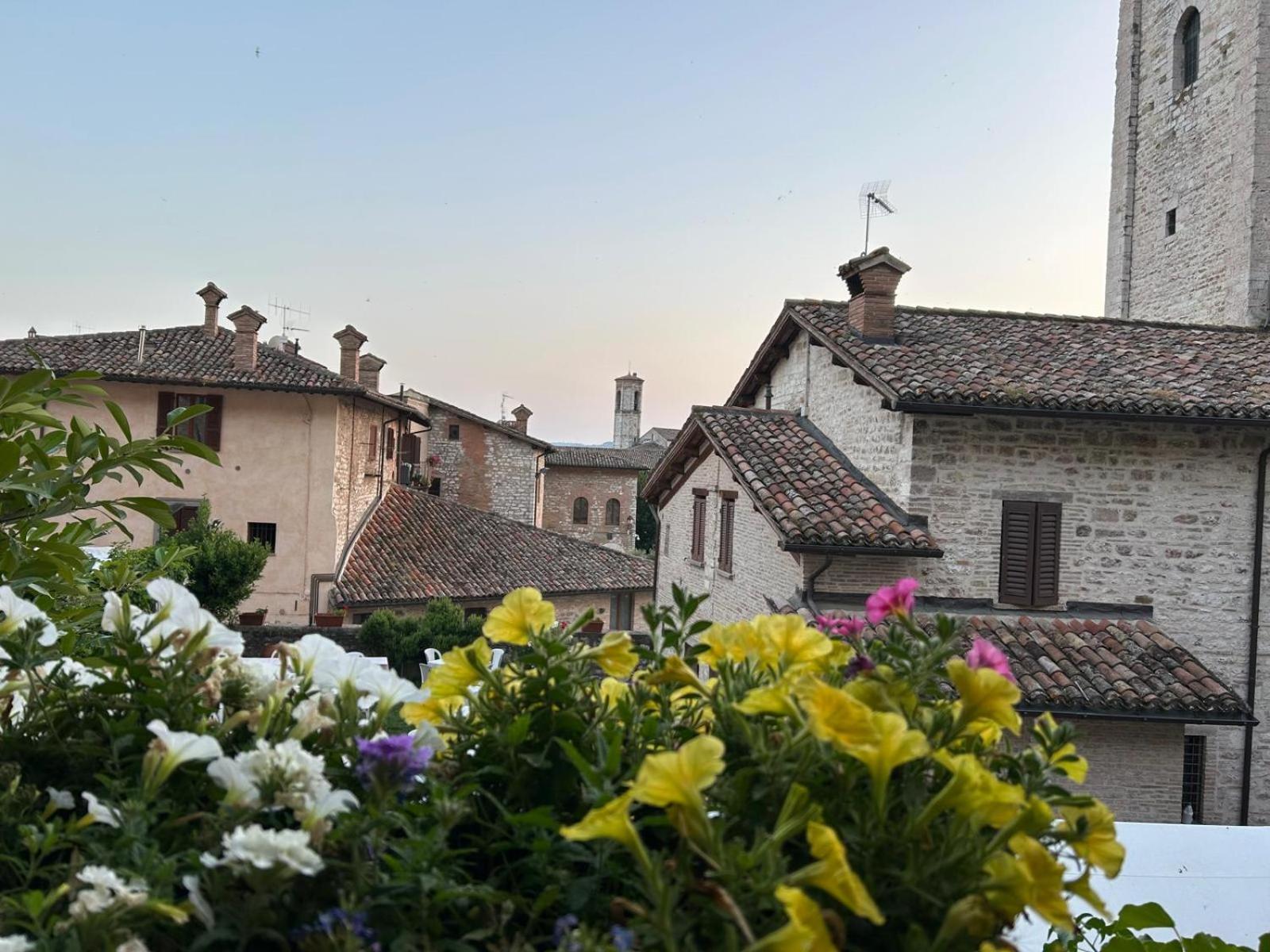 Apartamento La Dimora Di Pietra Gubbio Exterior foto